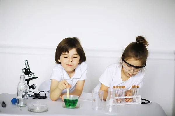 Duas Crianças Bonitas Aula Química Fazendo Experimentos Isolados Backgroun Branco — Fotografia de Stock