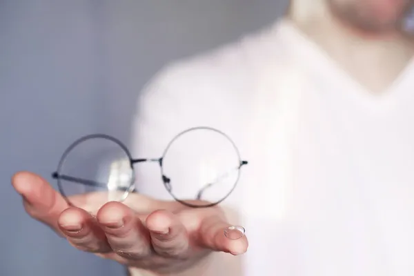 Concepto Mala Visión Sostenga Una Lente Contacto Gafas Mano Póster — Foto de Stock