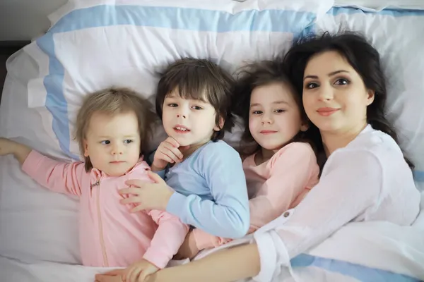 Een Gezin Met Kinderen Die Zich Vermaken Het Bed Onder — Stockfoto