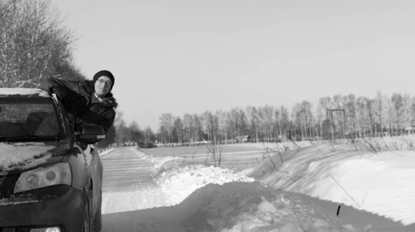 Uomo Guarda Fuori Dal Finestrino Della Macchina Strada Innevata Sorridente — Foto Stock