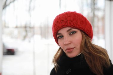 Kış boyunca yürüyen genç bir çift