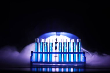 Test tüpü yeni sıvı çözelti potasyum mavisi taşar. Analiz reaksiyonu için çeşitli reaksiyonlar kullanılır. 