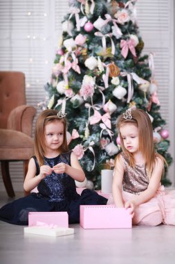 Mutlu kız kardeşler evde buluşur ve Noel 'i birlikte kutlarlar. Noel Ailesi ve çocuklar Noel hediyelerini açar. Noel Ağacı.