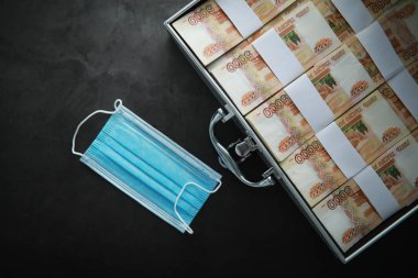 5000 rublelik Rus banknotlarıyla dolu metal bir bavul. Yatırım, rüşvet, yolsuzluk kavramı.