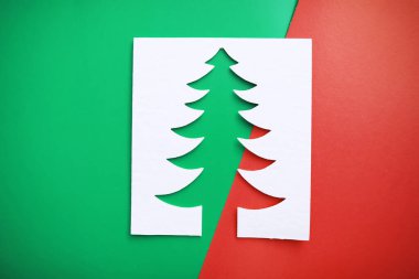 Yılbaşı ağacı kağıdı tasarım kağıdı kesiyor. Beyaz, kırmızı ve yeşil renk