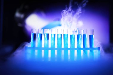 Test tüpü yeni sıvı çözelti potasyum mavisi taşar. Analiz reaksiyonu için çeşitli reaksiyonlar kullanılır. 