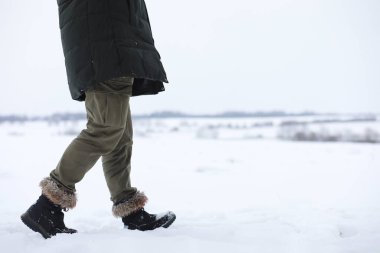 Kış ormanlarında sakallı adam. Çekici, mutlu, sakallı genç bir adam parkta yürüyor..