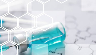 Kimyasal formülün yanında mavi arka planda enjeksiyon için küçük kavanozlar ve şırıngalar.