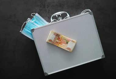 5000 rublelik Rus banknotlarıyla dolu metal bir bavul. Yatırım, rüşvet, yolsuzluk kavramı.