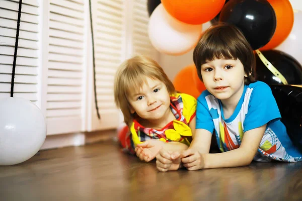 Barnets Födelsedag Det Dekorerade Området Porträtt Ett Lyckligt Barn Inomhus — Stockfoto