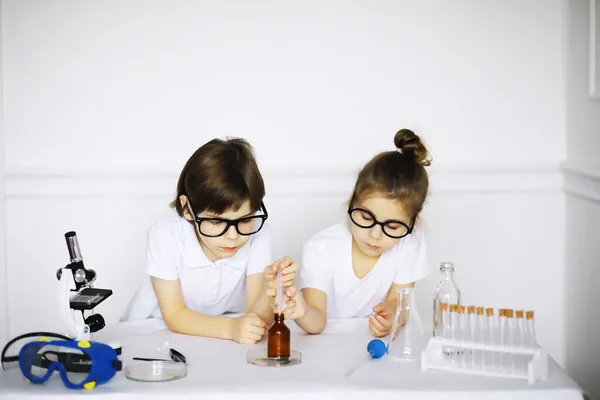 Duas Crianças Bonitas Aula Química Fazendo Experimentos Isolados Backgroun Branco — Fotografia de Stock