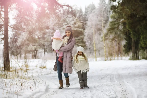 Familia Feliz Jugando Riendo Invierno Aire Libre Nieve Parque Ciudad — Foto de Stock