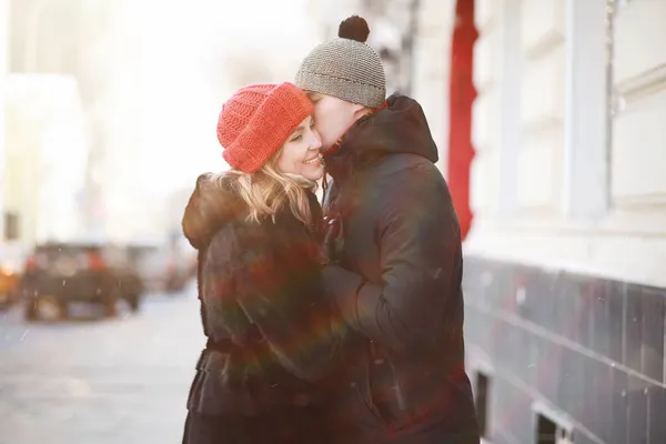 Jeune Couple Marchant Travers Cit Hiver — Photo