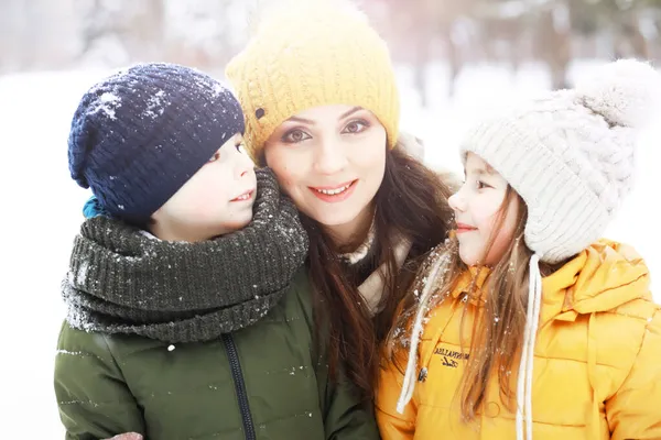 Keluarga Bahagia Bermain Dan Tertawa Musim Dingin Luar Ruangan Salju — Stok Foto