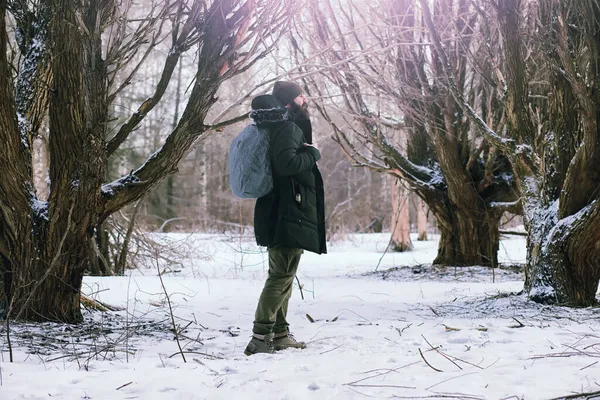 Een Man Met Baard Het Winterbos Aantrekkelijke Gelukkige Jongeman Met — Stockfoto