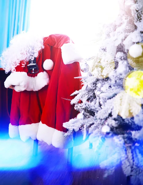 Costume Père Noël Suspendu Chambre Blanche Chaise Avec Vêtements Père — Photo