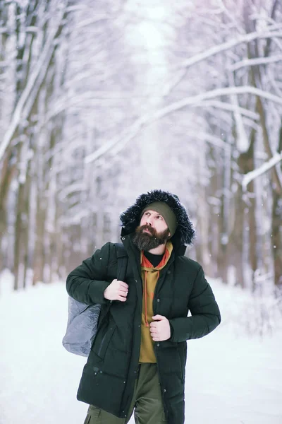 Vousatý Muž Zimním Lese Atraktivní Šťastný Mladý Muž Vousy Procházka — Stock fotografie