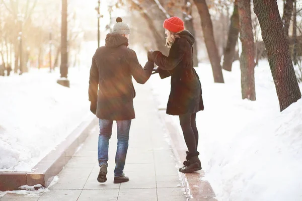 Jovem Casal Caminhando Através Inverno Cit — Fotografia de Stock