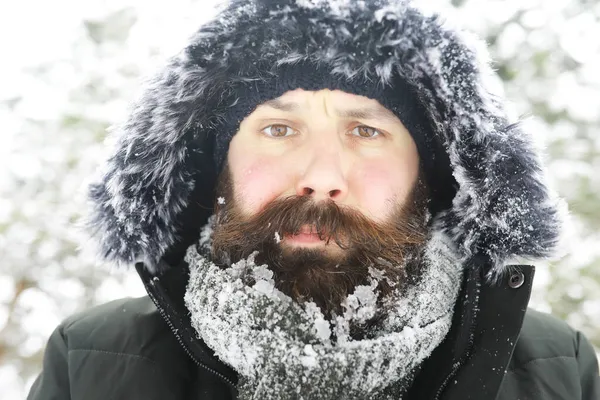 Бородач Зимнем Лесу Привлекательный Счастливый Молодой Человек Бородой Прогулки Парке — стоковое фото