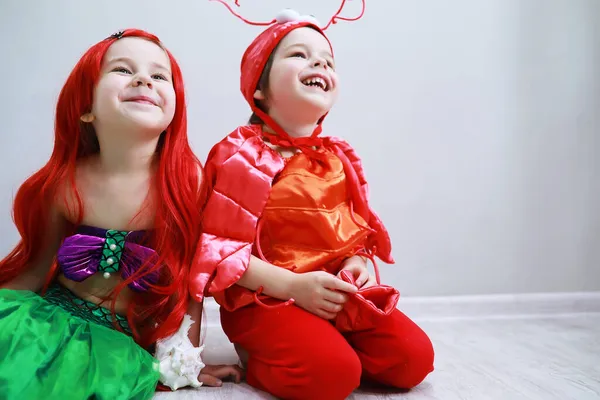 Barn Smarta Karnevalsdräkter Vanlig Bakgrund Kostym Havsälvor Sjöjungfru Och Krabba — Stockfoto