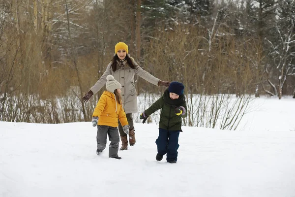 Familia Feliz Jugando Riendo Invierno Aire Libre Nieve Parque Ciudad — Foto de Stock