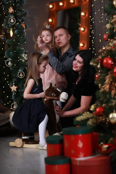 Positives Familientreffen Hause Und Gemeinsam Weihnachten Feiern Familie Mit Kindern — Stockfoto