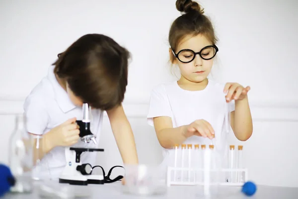 Duas Crianças Bonitas Aula Química Fazendo Experimentos Isolados Backgroun Branco — Fotografia de Stock