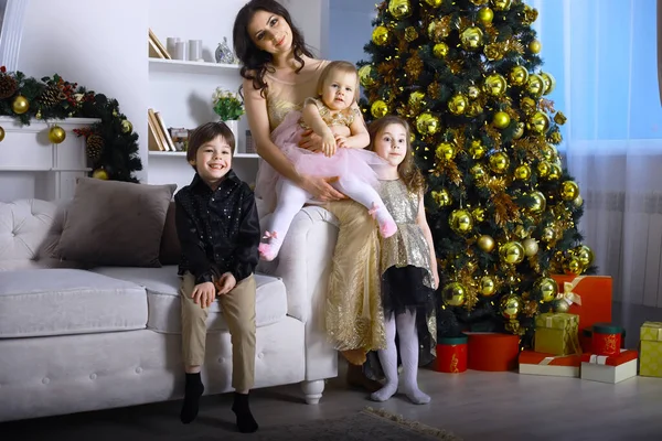 Una Familia Joven Con Niños Decora Casa Para Las Vacaciones —  Fotos de Stock