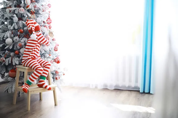 Помощники Санта Клауса Милые Дети Рождественских Костюмах Эльфов Комнате Красиво — стоковое фото