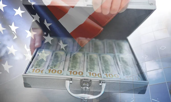 100 Dolarlık Banknotlarla Dolu Metal Bir Bavul Çifte Maruziyet Yatırım — Stok fotoğraf