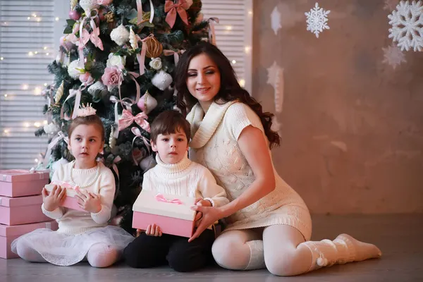 Μια Νεαρή Οικογένεια Στο Σπίτι Για Τις Διακοπές Παραμονή Πρωτοχρονιάς — Φωτογραφία Αρχείου