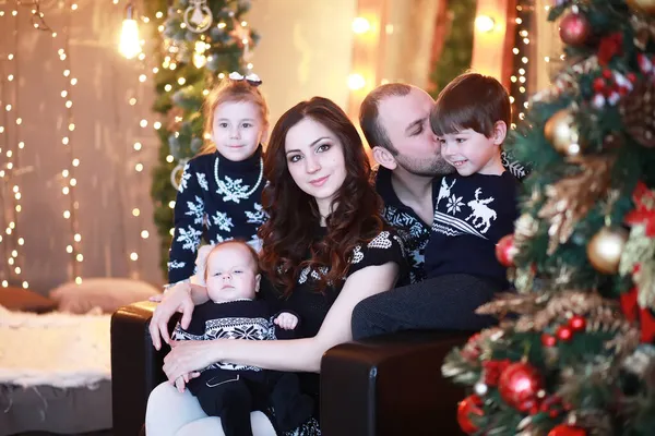 Una Familia Joven Casa Para Las Vacaciones Nochevieja Esperando Año — Foto de Stock