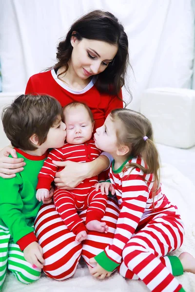 Uma Família Pijama Listrado Está Descansando Casa Crianças Vestidas Duendes — Fotografia de Stock