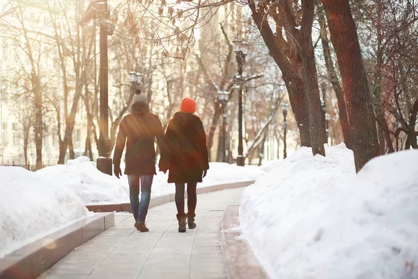 Jovem Casal Caminhando Através Inverno Cit — Fotografia de Stock