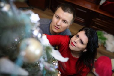 Hafta sonu bir ev ortamında genç beyaz bir aile