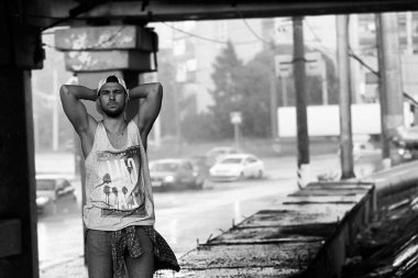 Bir sakal hip-hop dansçısı olan genç bir adam