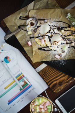 Doldurulmuş Viyana waffle 'ı. Kahve masası. Tatil için kahvaltıda güzel kokulu kurabiyeler..