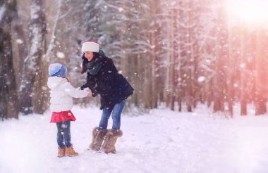 Kış masalı, genç bir anne ve kızı ormanda kızağa biniyorlar. Parkta yeni yılın arifesinde hediyelerle dolu bir kızakla gezen kız. İki kız kardeş yeni yıl parkında yürüyor ve hediyelerle kızağa biniyor.
