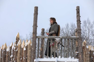 Defender'ı posta zırh genç savaşçı bir kılıç ve balta ile silahlı