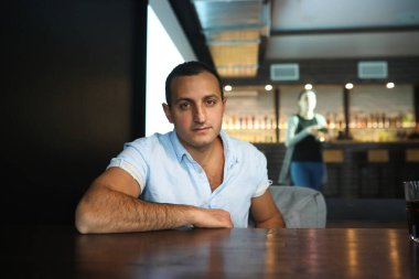 Kafede nargile tüttüren Ermeni yakışıklı adam portresi