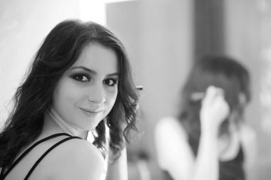 Güzel kız makyaj bir ayna önünde