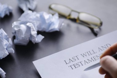 Yasal konsept. Son vasiyeti yazma prosedürü. Vasiyetnameli kağıtlar masada. Son arzunun ve vasiyetinin kaydı..