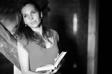 Eski bir hous bir pencerenin arka planda bir elbise içinde güzel bir kız silueti