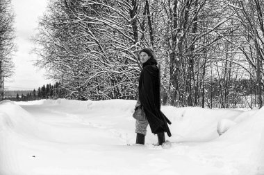 Defender'ı posta zırh genç savaşçı bir kılıç ve balta ile silahlı