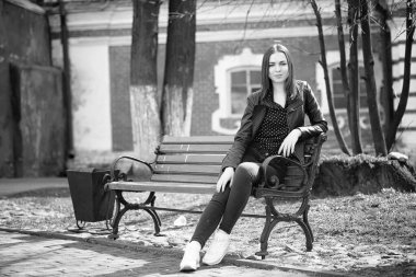 Güneşli bir bahar şehrin içinden bir yürüyüşte kız