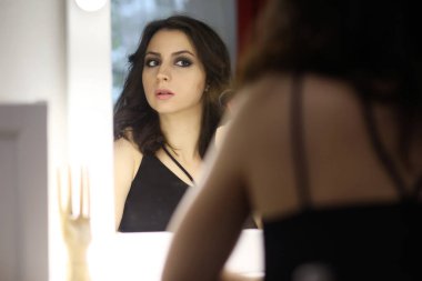 Güzel kız makyaj bir ayna önünde