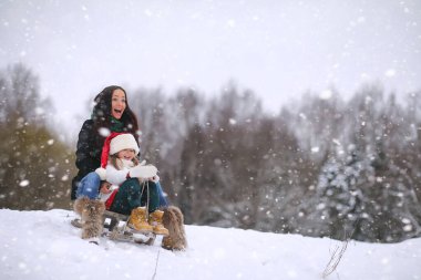 Kış masalı, genç bir anne ve kızı ormanda kızağa biniyorlar. Parkta yeni yılın arifesinde hediyelerle dolu bir kızakla gezen kız. İki kız kardeş yeni yıl parkında yürüyor ve hediyelerle kızağa biniyor.