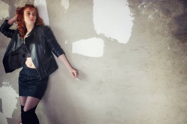 Kız bir şırınga fahişe bir doz ile bir deri ceket bağımlısı