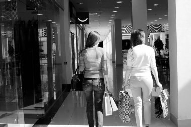 İki sevimli kız alışveriş merkezinde alışverişe gitmek