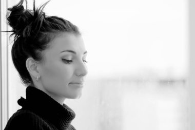 Apartmanın penceresindeki genç çift siyah ve beyaz.